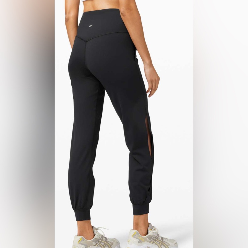 Lululemon Align full length Jogger 28"
Black
